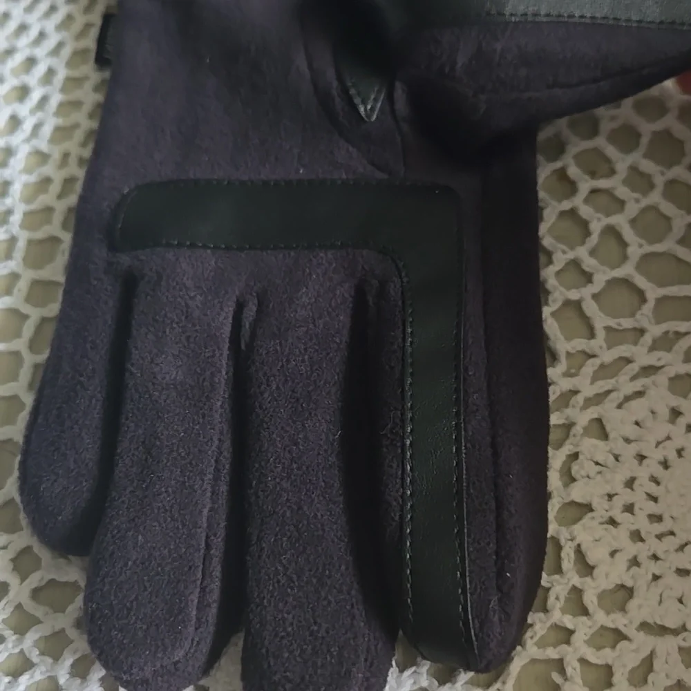 ISOTONER WOMEN'S BLACK FUR-TRIMMED GLOVES - Picture 6 of 8
